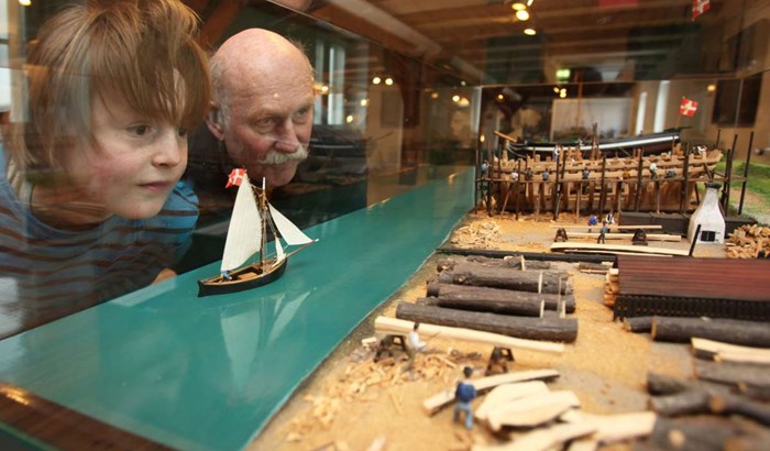 Besoegende -beundrer -modellen -af -et -skibsvaerft -paa -schiffahrtsmuseum -flensburg